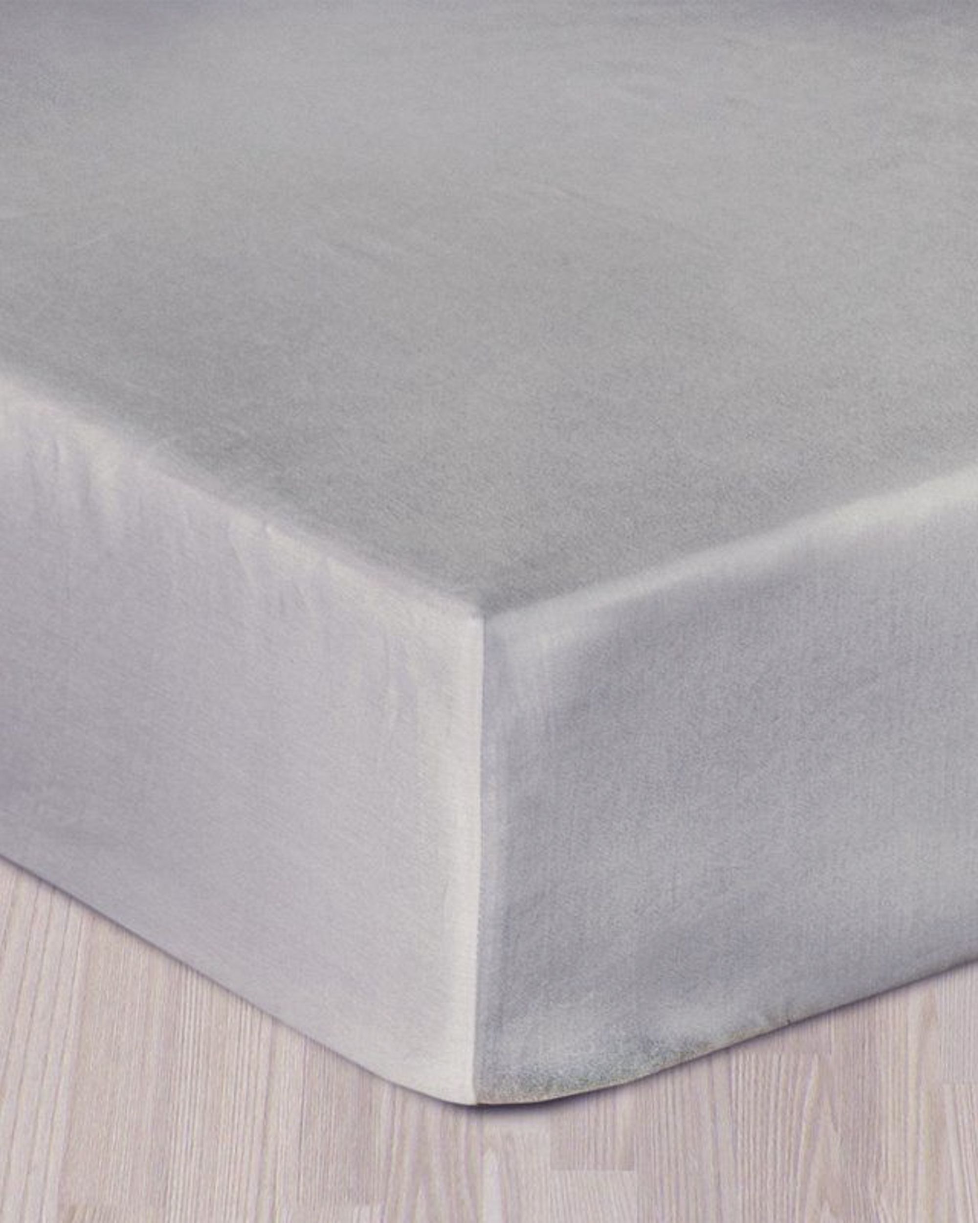 Gyűrt gumis szatén lepedő hamuszürke 200 x 220 cm